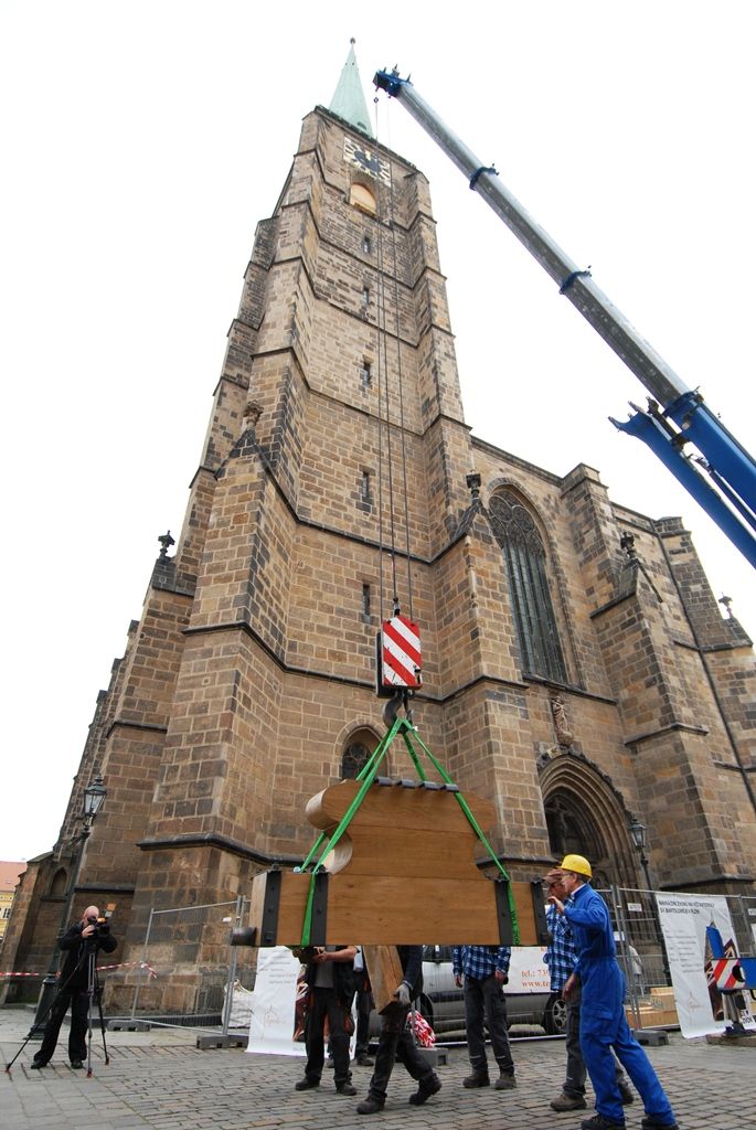 Srdce pro nové zvony a renovovaný zvon Prokop, který pochází z roku 1835 a do věže se vrátí spolu s novými zvony 18. listopadu, byly do Plzně dopraveny krátce před pětitunovým Bartolomějem. Na příjezd tu čekaly desítky Plzeňanů, kteří po usazení zvonů na dřevěnou podestu, vyjádřili poděkování potleskem. Celé akci přihlížel primátor Martin Zrzavecký, čímž projevil svoji podporu a obdiv organizátorům sbírky i zvonaři Petru Rudolfu Manouškovi. (foto: 14.11.2014)