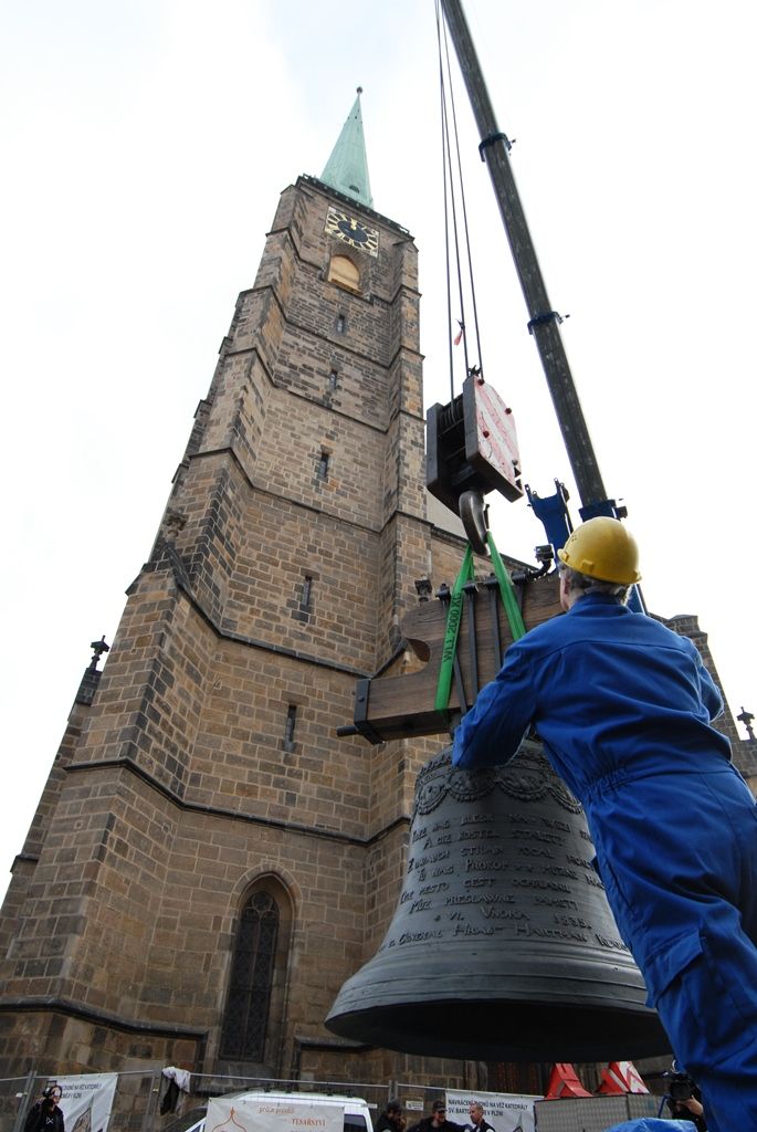 Srdce pro nové zvony a renovovaný zvon Prokop, který pochází z roku 1835 a do věže se vrátí spolu s novými zvony 18. listopadu, byly do Plzně dopraveny krátce před pětitunovým Bartolomějem. Na příjezd tu čekaly desítky Plzeňanů, kteří po usazení zvonů na dřevěnou podestu, vyjádřili poděkování potleskem. Celé akci přihlížel primátor Martin Zrzavecký, čímž projevil svoji podporu a obdiv organizátorům sbírky i zvonaři Petru Rudolfu Manouškovi. (foto: 14.11.2014)
