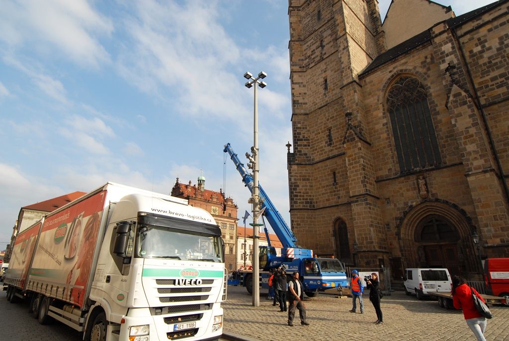 Srdce pro nové zvony a renovovaný zvon Prokop, který pochází z roku 1835 a do věže se vrátí spolu s novými zvony 18. listopadu, byly do Plzně dopraveny krátce před pětitunovým Bartolomějem. Na příjezd tu čekaly desítky Plzeňanů, kteří po usazení zvonů na dřevěnou podestu, vyjádřili poděkování potleskem. Celé akci přihlížel primátor Martin Zrzavecký, čímž projevil svoji podporu a obdiv organizátorům sbírky i zvonaři Petru Rudolfu Manouškovi. (foto: 14.11.2014)