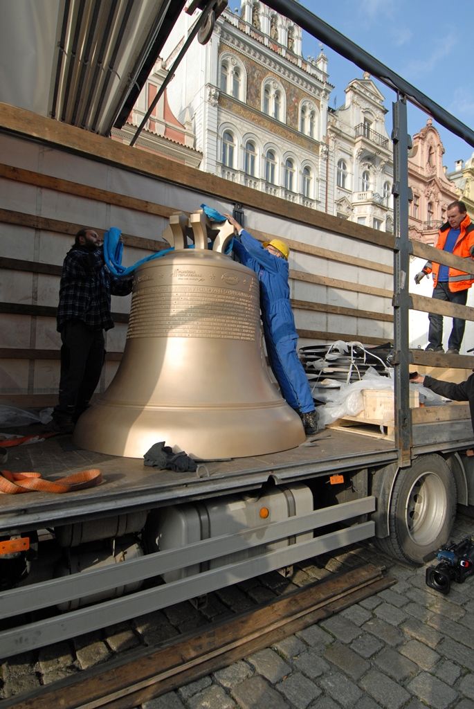 Srdce pro nové zvony a renovovaný zvon Prokop, který pochází z roku 1835 a do věže se vrátí spolu s novými zvony 18. listopadu, byly do Plzně dopraveny krátce před pětitunovým Bartolomějem. Na příjezd tu čekaly desítky Plzeňanů, kteří po usazení zvonů na dřevěnou podestu, vyjádřili poděkování potleskem. Celé akci přihlížel primátor Martin Zrzavecký, čímž projevil svoji podporu a obdiv organizátorům sbírky i zvonaři Petru Rudolfu Manouškovi. (foto: 14.11.2014)