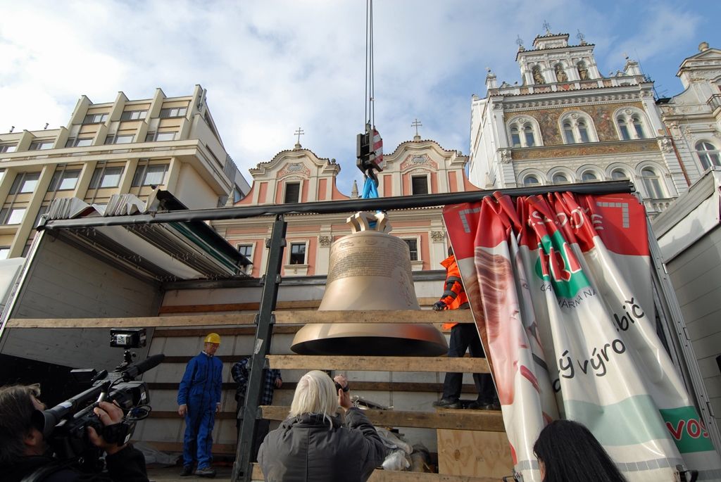 Srdce pro nové zvony a renovovaný zvon Prokop, který pochází z roku 1835 a do věže se vrátí spolu s novými zvony 18. listopadu, byly do Plzně dopraveny krátce před pětitunovým Bartolomějem. Na příjezd tu čekaly desítky Plzeňanů, kteří po usazení zvonů na dřevěnou podestu, vyjádřili poděkování potleskem. Celé akci přihlížel primátor Martin Zrzavecký, čímž projevil svoji podporu a obdiv organizátorům sbírky i zvonaři Petru Rudolfu Manouškovi. (foto: 14.11.2014)