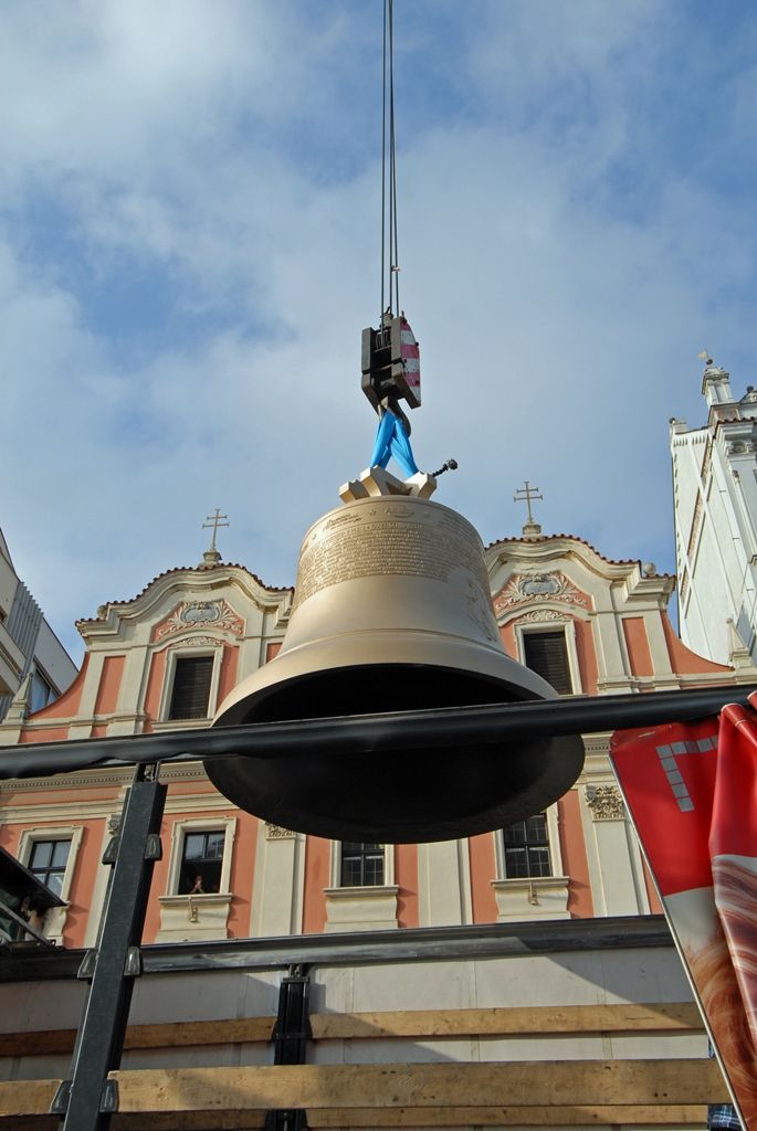 Srdce pro nové zvony a renovovaný zvon Prokop, který pochází z roku 1835 a do věže se vrátí spolu s novými zvony 18. listopadu, byly do Plzně dopraveny krátce před pětitunovým Bartolomějem. Na příjezd tu čekaly desítky Plzeňanů, kteří po usazení zvonů na dřevěnou podestu, vyjádřili poděkování potleskem. Celé akci přihlížel primátor Martin Zrzavecký, čímž projevil svoji podporu a obdiv organizátorům sbírky i zvonaři Petru Rudolfu Manouškovi. (foto: 14.11.2014)