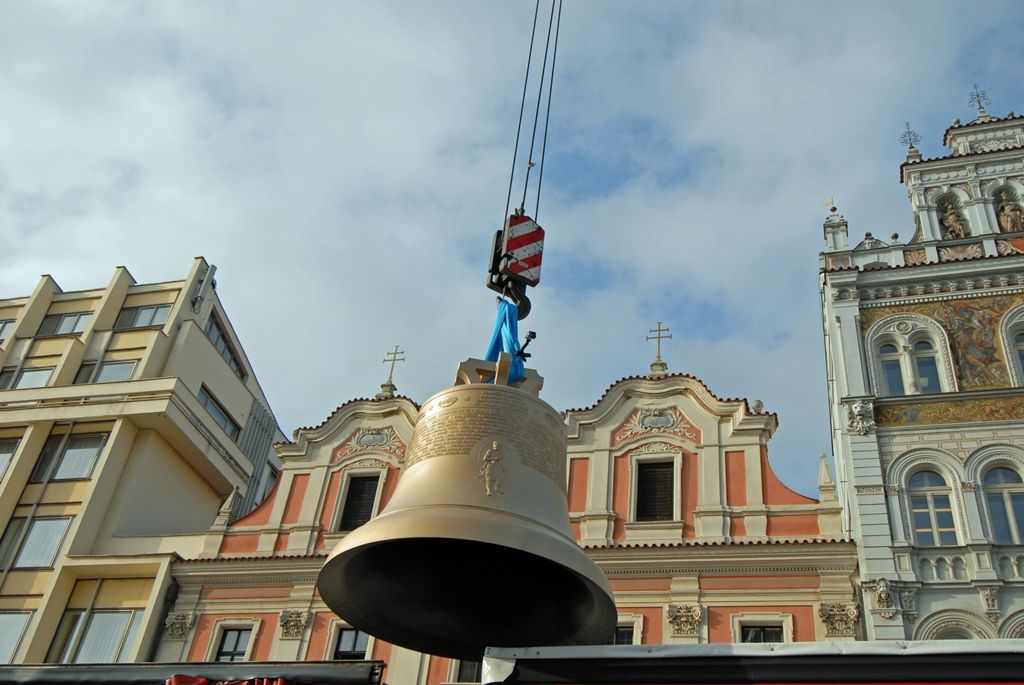 Srdce pro nové zvony a renovovaný zvon Prokop, který pochází z roku 1835 a do věže se vrátí spolu s novými zvony 18. listopadu, byly do Plzně dopraveny krátce před pětitunovým Bartolomějem. Na příjezd tu čekaly desítky Plzeňanů, kteří po usazení zvonů na dřevěnou podestu, vyjádřili poděkování potleskem. Celé akci přihlížel primátor Martin Zrzavecký, čímž projevil svoji podporu a obdiv organizátorům sbírky i zvonaři Petru Rudolfu Manouškovi. (foto: 14.11.2014)