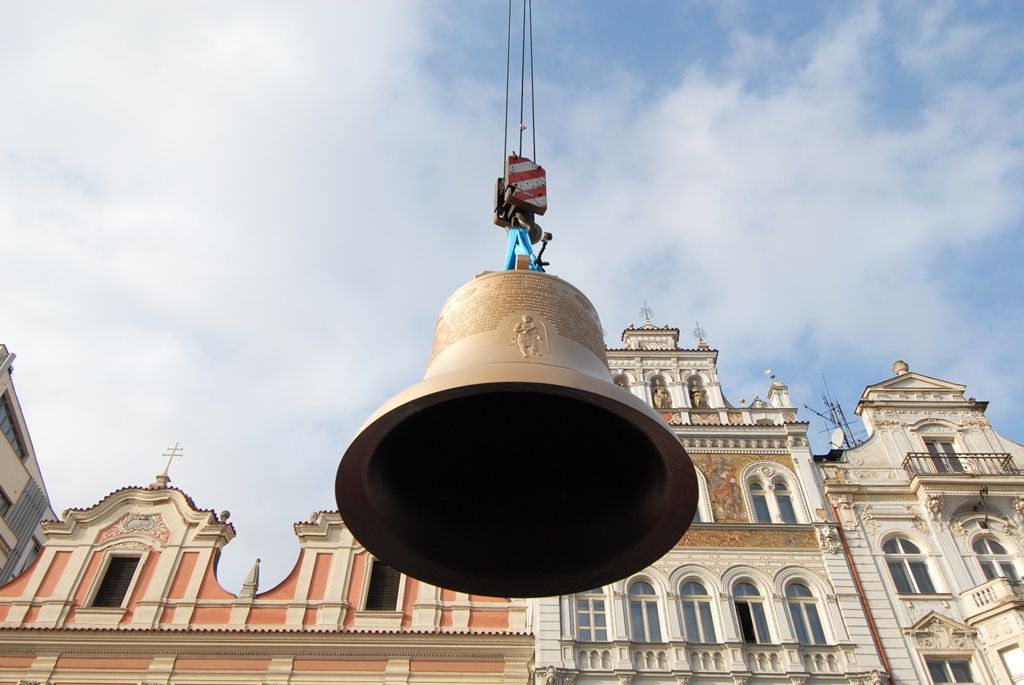 Srdce pro nové zvony a renovovaný zvon Prokop, který pochází z roku 1835 a do věže se vrátí spolu s novými zvony 18. listopadu, byly do Plzně dopraveny krátce před pětitunovým Bartolomějem. Na příjezd tu čekaly desítky Plzeňanů, kteří po usazení zvonů na dřevěnou podestu, vyjádřili poděkování potleskem. Celé akci přihlížel primátor Martin Zrzavecký, čímž projevil svoji podporu a obdiv organizátorům sbírky i zvonaři Petru Rudolfu Manouškovi. (foto: 14.11.2014)