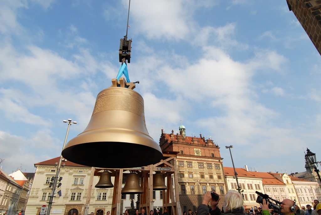 Největší ze čtyř nových zvonů pro katedrálu svatého Bartoloměje je v Plzni