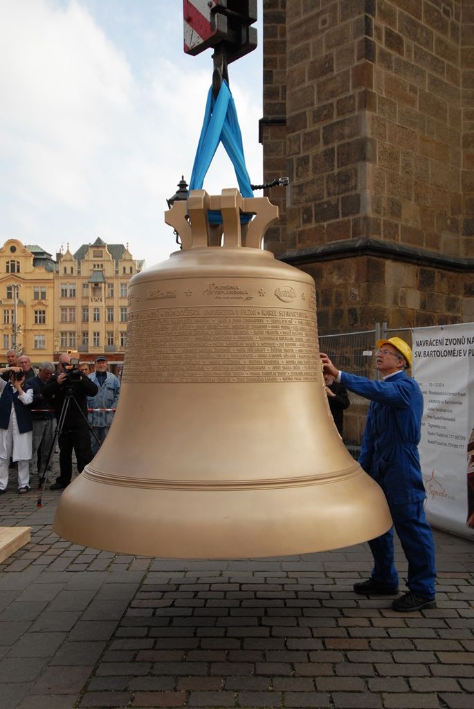 Srdce pro nové zvony a renovovaný zvon Prokop, který pochází z roku 1835 a do věže se vrátí spolu s novými zvony 18. listopadu, byly do Plzně dopraveny krátce před pětitunovým Bartolomějem. Na příjezd tu čekaly desítky Plzeňanů, kteří po usazení zvonů na dřevěnou podestu, vyjádřili poděkování potleskem. Celé akci přihlížel primátor Martin Zrzavecký, čímž projevil svoji podporu a obdiv organizátorům sbírky i zvonaři Petru Rudolfu Manouškovi. (foto: 14.11.2014)