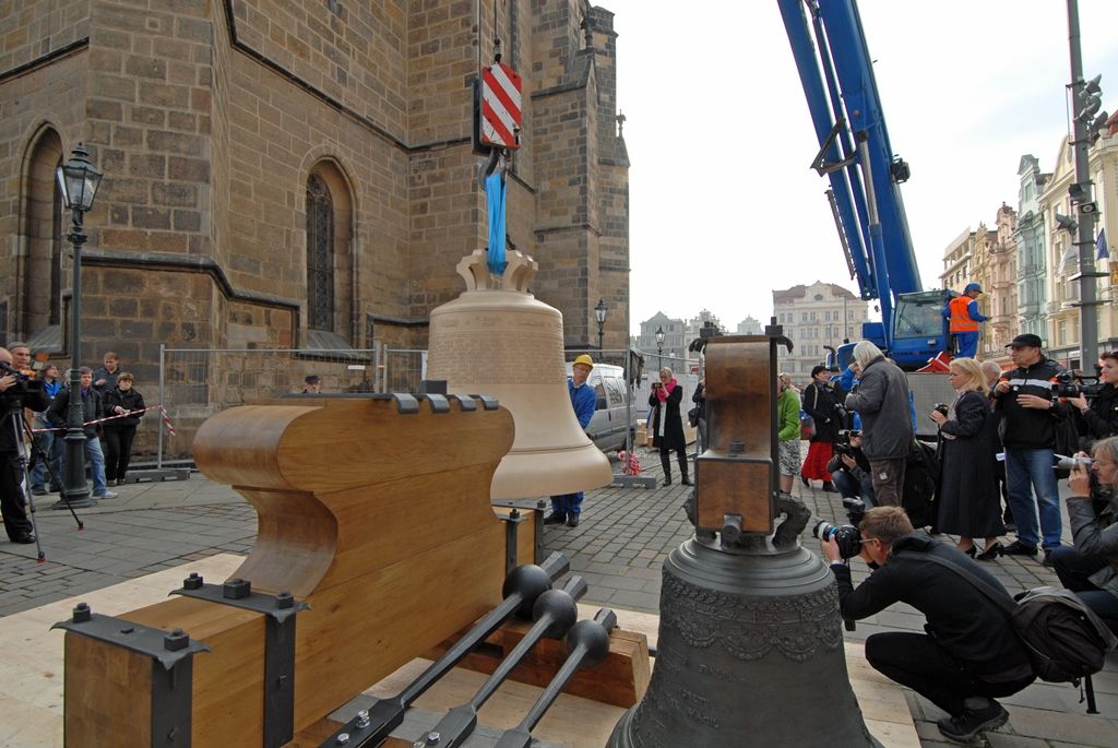 Srdce pro nové zvony a renovovaný zvon Prokop, který pochází z roku 1835 a do věže se vrátí spolu s novými zvony 18. listopadu, byly do Plzně dopraveny krátce před pětitunovým Bartolomějem. Na příjezd tu čekaly desítky Plzeňanů, kteří po usazení zvonů na dřevěnou podestu, vyjádřili poděkování potleskem. Celé akci přihlížel primátor Martin Zrzavecký, čímž projevil svoji podporu a obdiv organizátorům sbírky i zvonaři Petru Rudolfu Manouškovi. (foto: 14.11.2014)