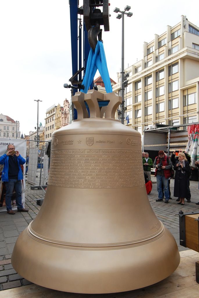 Srdce pro nové zvony a renovovaný zvon Prokop, který pochází z roku 1835 a do věže se vrátí spolu s novými zvony 18. listopadu, byly do Plzně dopraveny krátce před pětitunovým Bartolomějem. Na příjezd tu čekaly desítky Plzeňanů, kteří po usazení zvonů na dřevěnou podestu, vyjádřili poděkování potleskem. Celé akci přihlížel primátor Martin Zrzavecký, čímž projevil svoji podporu a obdiv organizátorům sbírky i zvonaři Petru Rudolfu Manouškovi. (foto: 14.11.2014)
