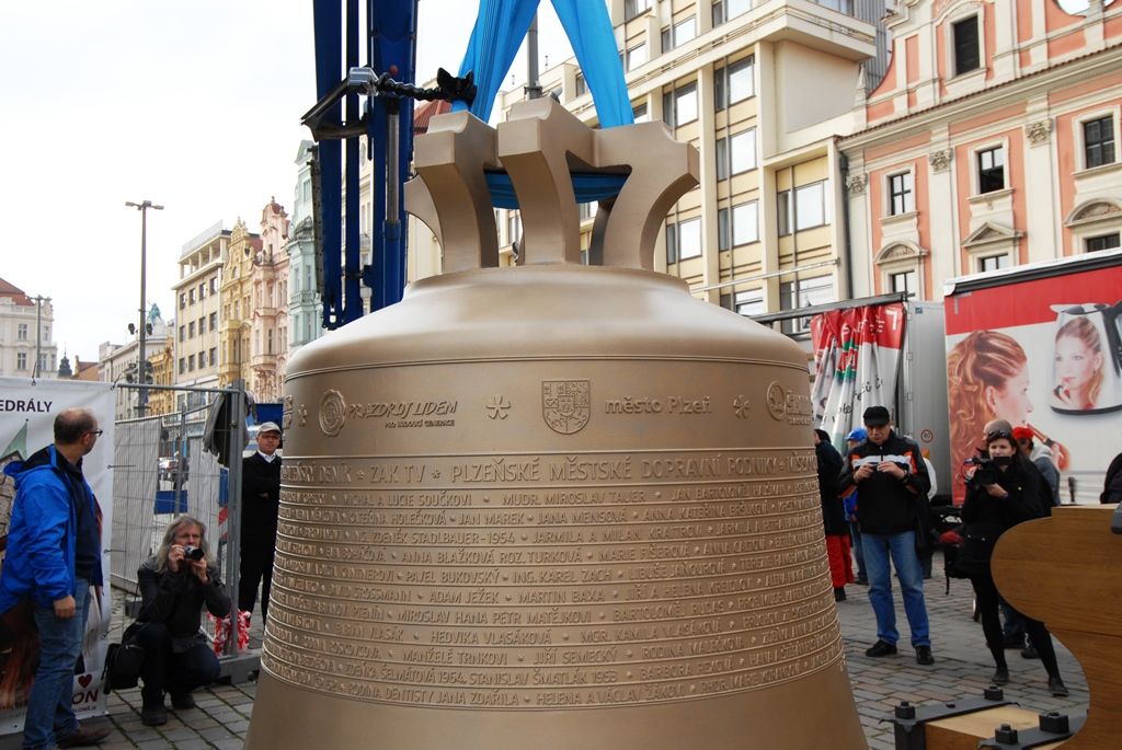 Srdce pro nové zvony a renovovaný zvon Prokop, který pochází z roku 1835 a do věže se vrátí spolu s novými zvony 18. listopadu, byly do Plzně dopraveny krátce před pětitunovým Bartolomějem. Na příjezd tu čekaly desítky Plzeňanů, kteří po usazení zvonů na dřevěnou podestu, vyjádřili poděkování potleskem. Celé akci přihlížel primátor Martin Zrzavecký, čímž projevil svoji podporu a obdiv organizátorům sbírky i zvonaři Petru Rudolfu Manouškovi. (foto: 14.11.2014)
