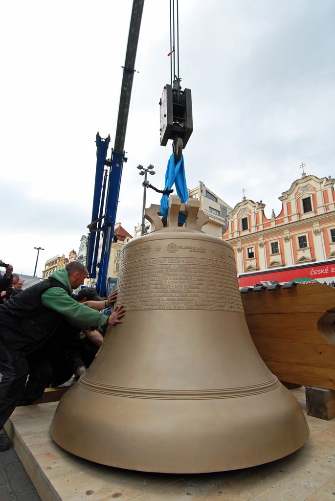 Srdce pro nové zvony a renovovaný zvon Prokop, který pochází z roku 1835 a do věže se vrátí spolu s novými zvony 18. listopadu, byly do Plzně dopraveny krátce před pětitunovým Bartolomějem. Na příjezd tu čekaly desítky Plzeňanů, kteří po usazení zvonů na dřevěnou podestu, vyjádřili poděkování potleskem. Celé akci přihlížel primátor Martin Zrzavecký, čímž projevil svoji podporu a obdiv organizátorům sbírky i zvonaři Petru Rudolfu Manouškovi. (foto: 14.11.2014)