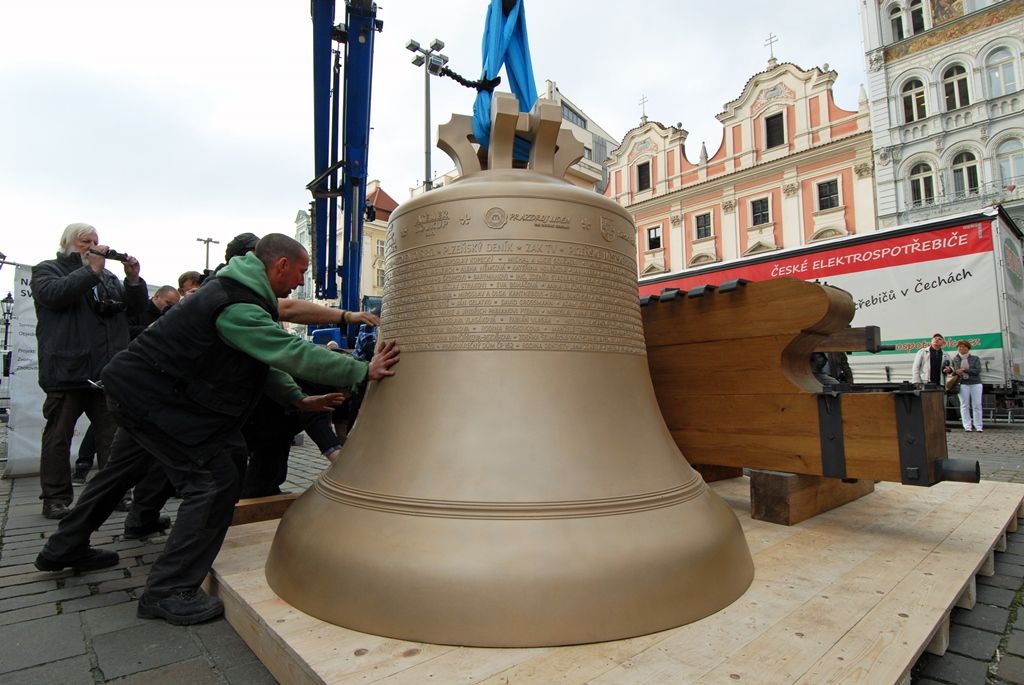 Srdce pro nové zvony a renovovaný zvon Prokop, který pochází z roku 1835 a do věže se vrátí spolu s novými zvony 18. listopadu, byly do Plzně dopraveny krátce před pětitunovým Bartolomějem. Na příjezd tu čekaly desítky Plzeňanů, kteří po usazení zvonů na dřevěnou podestu, vyjádřili poděkování potleskem. Celé akci přihlížel primátor Martin Zrzavecký, čímž projevil svoji podporu a obdiv organizátorům sbírky i zvonaři Petru Rudolfu Manouškovi. (foto: 14.11.2014)