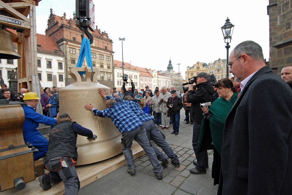 Srdce pro nové zvony a renovovaný zvon Prokop, který pochází z roku 1835 a do věže se vrátí spolu s novými zvony 18. listopadu, byly do Plzně dopraveny krátce před pětitunovým Bartolomějem. Na příjezd tu čekaly desítky Plzeňanů, kteří po usazení zvonů na dřevěnou podestu, vyjádřili poděkování potleskem. Celé akci přihlížel primátor Martin Zrzavecký, čímž projevil svoji podporu a obdiv organizátorům sbírky i zvonaři Petru Rudolfu Manouškovi. (foto: 14.11.2014)