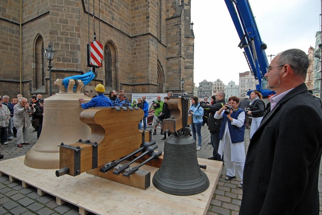 Srdce pro nové zvony a renovovaný zvon Prokop, který pochází z roku 1835 a do věže se vrátí spolu s novými zvony 18. listopadu, byly do Plzně dopraveny krátce před pětitunovým Bartolomějem. Na příjezd tu čekaly desítky Plzeňanů, kteří po usazení zvonů na dřevěnou podestu, vyjádřili poděkování potleskem. Celé akci přihlížel primátor Martin Zrzavecký, čímž projevil svoji podporu a obdiv organizátorům sbírky i zvonaři Petru Rudolfu Manouškovi. (foto: 14.11.2014)