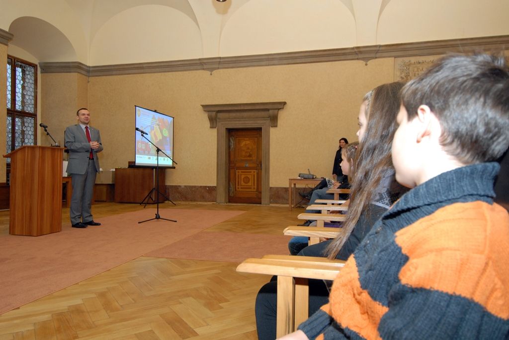 Kdy zavolat 150 bylo téma výtvarné soutěže určené žákům 2. až 5. tříd základních škol. Autoři nejlepších kreseb vytvořených například pastelovou technikou, akvarelem či temperou byli oceněni v obřadní síni plzeňské radnice. (foto: 19.11.2014)