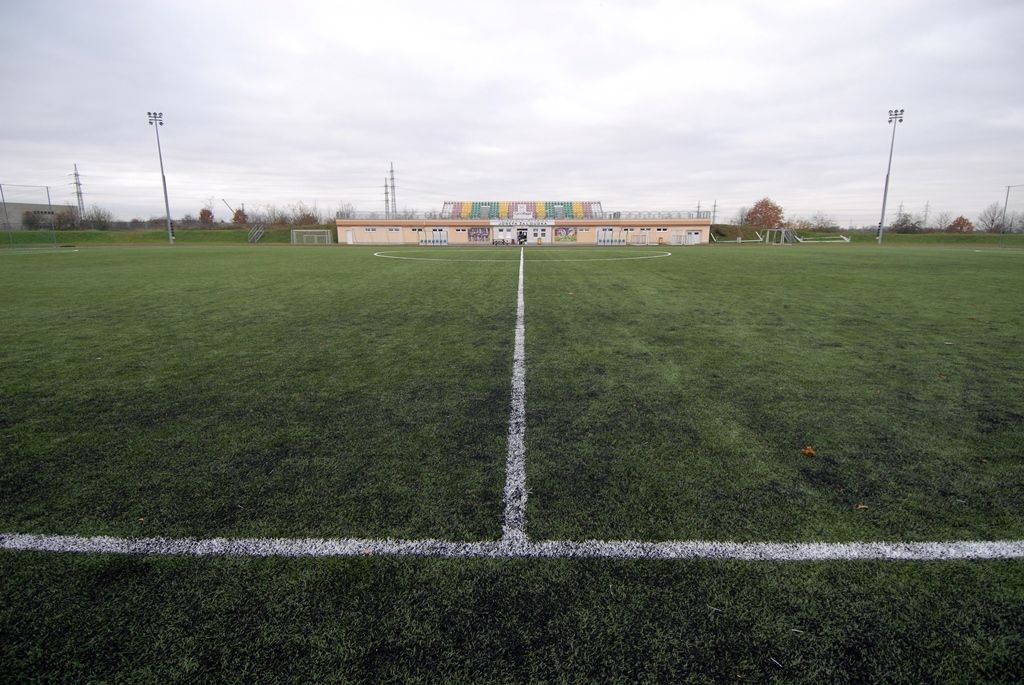 Po kompletní výměně povrchu hřiště znovu zahájil provoz stadion Josefa Žaloudka na 33. základní škole v Plzni. Umělý trávník třetí generace byl obnoven po jedenácti letech užívání. Na asfaltový porézní povrch byla položena vrstva křemičitého písku a změkčující granulát. Oproti původní trávě, kde byla umělá hmota rozřezána na několik dílů, bylo nyní každé stéblo všito do podkladu. „Podmínky, hřiště a zázemí jsou zde profesionální. Jsem rád, když vidím děti na tréninku a v pohybu. Kombinace vzdělání a sportu je, myslím, ideální stav,“ uvedl Michal Dvořák, radní pro oblast podpory podnikání a sportu. Z vedení města si stadion prohlédl i primátor Martin Zrzavecký a náměstkyně Eva Herinková. (foto: 20.11.2014)