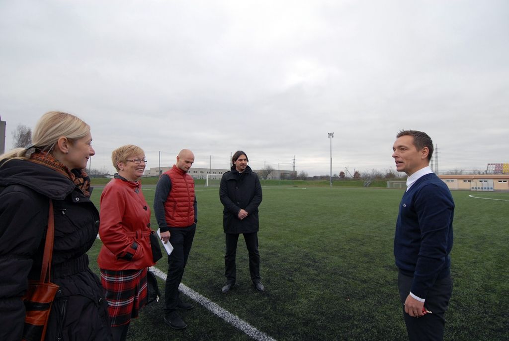 Po kompletní výměně povrchu hřiště znovu zahájil provoz stadion Josefa Žaloudka na 33. základní škole v Plzni. Umělý trávník třetí generace byl obnoven po jedenácti letech užívání. Na asfaltový porézní povrch byla položena vrstva křemičitého písku a změkčující granulát. Oproti původní trávě, kde byla umělá hmota rozřezána na několik dílů, bylo nyní každé stéblo všito do podkladu. „Podmínky, hřiště a zázemí jsou zde profesionální. Jsem rád, když vidím děti na tréninku a v pohybu. Kombinace vzdělání a sportu je, myslím, ideální stav,“ uvedl Michal Dvořák, radní pro oblast podpory podnikání a sportu. Z vedení města si stadion prohlédl i primátor Martin Zrzavecký a náměstkyně Eva Herinková. (foto: 20.11.2014)