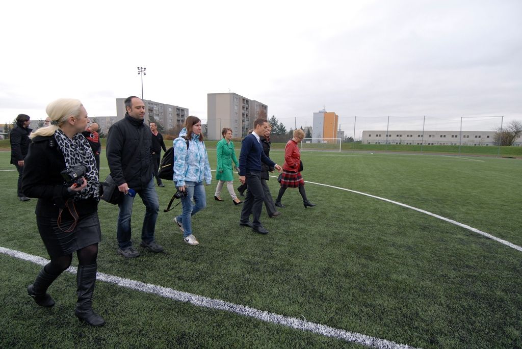 Po kompletní výměně povrchu hřiště znovu zahájil provoz stadion Josefa Žaloudka na 33. základní škole v Plzni. Umělý trávník třetí generace byl obnoven po jedenácti letech užívání. Na asfaltový porézní povrch byla položena vrstva křemičitého písku a změkčující granulát. Oproti původní trávě, kde byla umělá hmota rozřezána na několik dílů, bylo nyní každé stéblo všito do podkladu. „Podmínky, hřiště a zázemí jsou zde profesionální. Jsem rád, když vidím děti na tréninku a v pohybu. Kombinace vzdělání a sportu je, myslím, ideální stav,“ uvedl Michal Dvořák, radní pro oblast podpory podnikání a sportu. Z vedení města si stadion prohlédl i primátor Martin Zrzavecký a náměstkyně Eva Herinková. (foto: 20.11.2014)