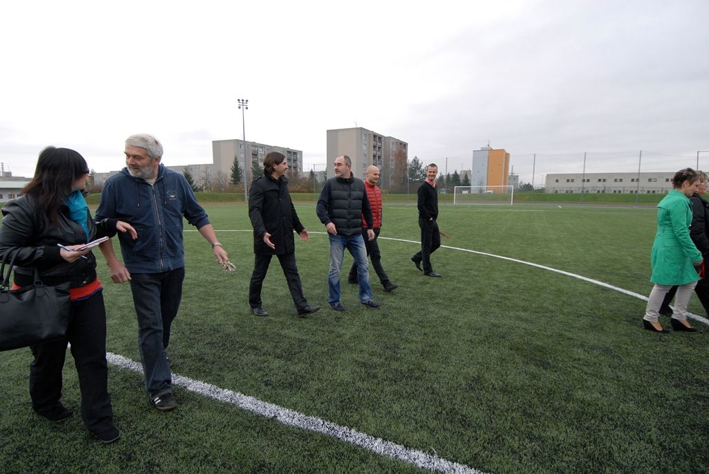 Po kompletní výměně povrchu hřiště znovu zahájil provoz stadion Josefa Žaloudka na 33. základní škole v Plzni. Umělý trávník třetí generace byl obnoven po jedenácti letech užívání. Na asfaltový porézní povrch byla položena vrstva křemičitého písku a změkčující granulát. Oproti původní trávě, kde byla umělá hmota rozřezána na několik dílů, bylo nyní každé stéblo všito do podkladu. „Podmínky, hřiště a zázemí jsou zde profesionální. Jsem rád, když vidím děti na tréninku a v pohybu. Kombinace vzdělání a sportu je, myslím, ideální stav,“ uvedl Michal Dvořák, radní pro oblast podpory podnikání a sportu. Z vedení města si stadion prohlédl i primátor Martin Zrzavecký a náměstkyně Eva Herinková. (foto: 20.11.2014)