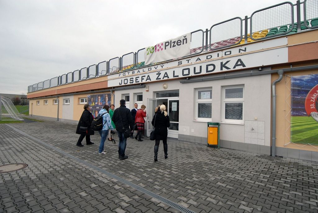 Po kompletní výměně povrchu hřiště znovu zahájil provoz stadion Josefa Žaloudka na 33. základní škole v Plzni. Umělý trávník třetí generace byl obnoven po jedenácti letech užívání. Na asfaltový porézní povrch byla položena vrstva křemičitého písku a změkčující granulát. Oproti původní trávě, kde byla umělá hmota rozřezána na několik dílů, bylo nyní každé stéblo všito do podkladu. „Podmínky, hřiště a zázemí jsou zde profesionální. Jsem rád, když vidím děti na tréninku a v pohybu. Kombinace vzdělání a sportu je, myslím, ideální stav,“ uvedl Michal Dvořák, radní pro oblast podpory podnikání a sportu. Z vedení města si stadion prohlédl i primátor Martin Zrzavecký a náměstkyně Eva Herinková. (foto: 20.11.2014)