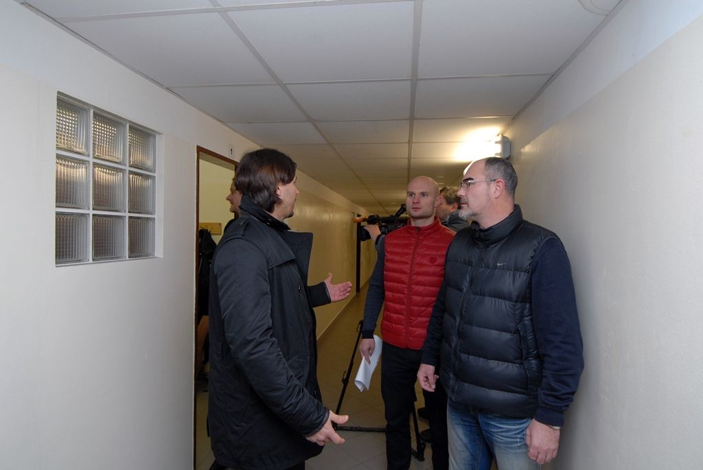 Po kompletní výměně povrchu hřiště znovu zahájil provoz stadion Josefa Žaloudka na 33. základní škole v Plzni. Umělý trávník třetí generace byl obnoven po jedenácti letech užívání. Na asfaltový porézní povrch byla položena vrstva křemičitého písku a změkčující granulát. Oproti původní trávě, kde byla umělá hmota rozřezána na několik dílů, bylo nyní každé stéblo všito do podkladu. „Podmínky, hřiště a zázemí jsou zde profesionální. Jsem rád, když vidím děti na tréninku a v pohybu. Kombinace vzdělání a sportu je, myslím, ideální stav,“ uvedl Michal Dvořák, radní pro oblast podpory podnikání a sportu. Z vedení města si stadion prohlédl i primátor Martin Zrzavecký a náměstkyně Eva Herinková. (foto: 20.11.2014)