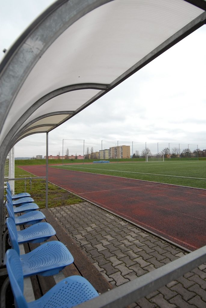 Po kompletní výměně povrchu hřiště znovu zahájil provoz stadion Josefa Žaloudka na 33. základní škole v Plzni. Umělý trávník třetí generace byl obnoven po jedenácti letech užívání. Na asfaltový porézní povrch byla položena vrstva křemičitého písku a změkčující granulát. Oproti původní trávě, kde byla umělá hmota rozřezána na několik dílů, bylo nyní každé stéblo všito do podkladu. „Podmínky, hřiště a zázemí jsou zde profesionální. Jsem rád, když vidím děti na tréninku a v pohybu. Kombinace vzdělání a sportu je, myslím, ideální stav,“ uvedl Michal Dvořák, radní pro oblast podpory podnikání a sportu. Z vedení města si stadion prohlédl i primátor Martin Zrzavecký a náměstkyně Eva Herinková. (foto: 20.11.2014)