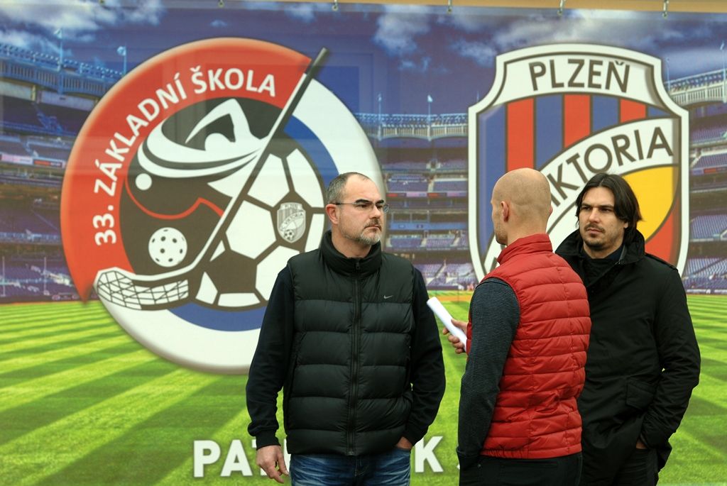 Po kompletní výměně povrchu hřiště znovu zahájil provoz stadion Josefa Žaloudka na 33. základní škole v Plzni. Umělý trávník třetí generace byl obnoven po jedenácti letech užívání. Na asfaltový porézní povrch byla položena vrstva křemičitého písku a změkčující granulát. Oproti původní trávě, kde byla umělá hmota rozřezána na několik dílů, bylo nyní každé stéblo všito do podkladu. „Podmínky, hřiště a zázemí jsou zde profesionální. Jsem rád, když vidím děti na tréninku a v pohybu. Kombinace vzdělání a sportu je, myslím, ideální stav,“ uvedl Michal Dvořák, radní pro oblast podpory podnikání a sportu. Z vedení města si stadion prohlédl i primátor Martin Zrzavecký a náměstkyně Eva Herinková. (foto: 20.11.2014)