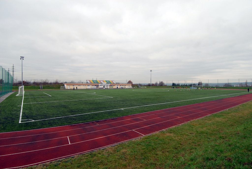 Po kompletní výměně povrchu hřiště znovu zahájil provoz stadion Josefa Žaloudka na 33. základní škole v Plzni. Umělý trávník třetí generace byl obnoven po jedenácti letech užívání. Na asfaltový porézní povrch byla položena vrstva křemičitého písku a změkčující granulát. Oproti původní trávě, kde byla umělá hmota rozřezána na několik dílů, bylo nyní každé stéblo všito do podkladu. „Podmínky, hřiště a zázemí jsou zde profesionální. Jsem rád, když vidím děti na tréninku a v pohybu. Kombinace vzdělání a sportu je, myslím, ideální stav,“ uvedl Michal Dvořák, radní pro oblast podpory podnikání a sportu. Z vedení města si stadion prohlédl i primátor Martin Zrzavecký a náměstkyně Eva Herinková. (foto: 20.11.2014)