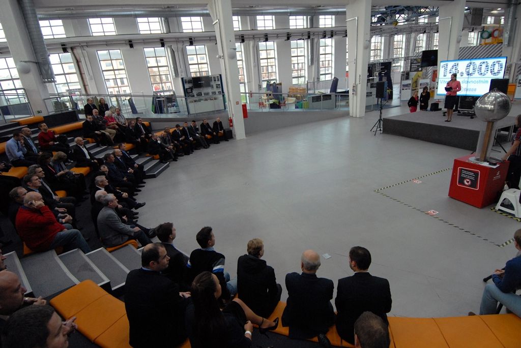 Plzeňská Škodovka dnes (25.11.2014) slavnostně představila čtrnácti tisící trolejbus, který vyrobila za celou dobu své historie. V současnosti je tak největším evropským výrobcem těchto ekologických vozidel. Jubileum připadlo na trolejbus, který je součástí rekordního kontraktu na 125 vozidel do lotyšské Rigy. „V Plzni a Plzeňském kraji jsou šikovní lidé, kteří umí věci vymyslet, vyrobit a následně prodat. To je pro město i celý region velice důležité,“ uvedl primátor města Martin Zrzavecký před slavnostním odhalením jubilejního trolejbusu. Za město se akce zúčastnili také první náměstek primátora Martin Baxa a ekonomický náměstek Pavel Kotas.