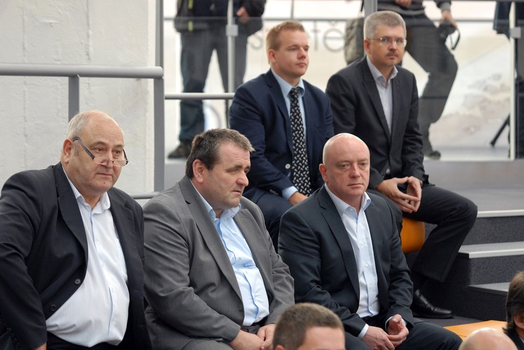 Plzeňská Škodovka dnes (25.11.2014) slavnostně představila čtrnácti tisící trolejbus, který vyrobila za celou dobu své historie. V současnosti je tak největším evropským výrobcem těchto ekologických vozidel. Jubileum připadlo na trolejbus, který je součástí rekordního kontraktu na 125 vozidel do lotyšské Rigy. „V Plzni a Plzeňském kraji jsou šikovní lidé, kteří umí věci vymyslet, vyrobit a následně prodat. To je pro město i celý region velice důležité,“ uvedl primátor města Martin Zrzavecký před slavnostním odhalením jubilejního trolejbusu. Za město se akce zúčastnili také první náměstek primátora Martin Baxa a ekonomický náměstek Pavel Kotas.