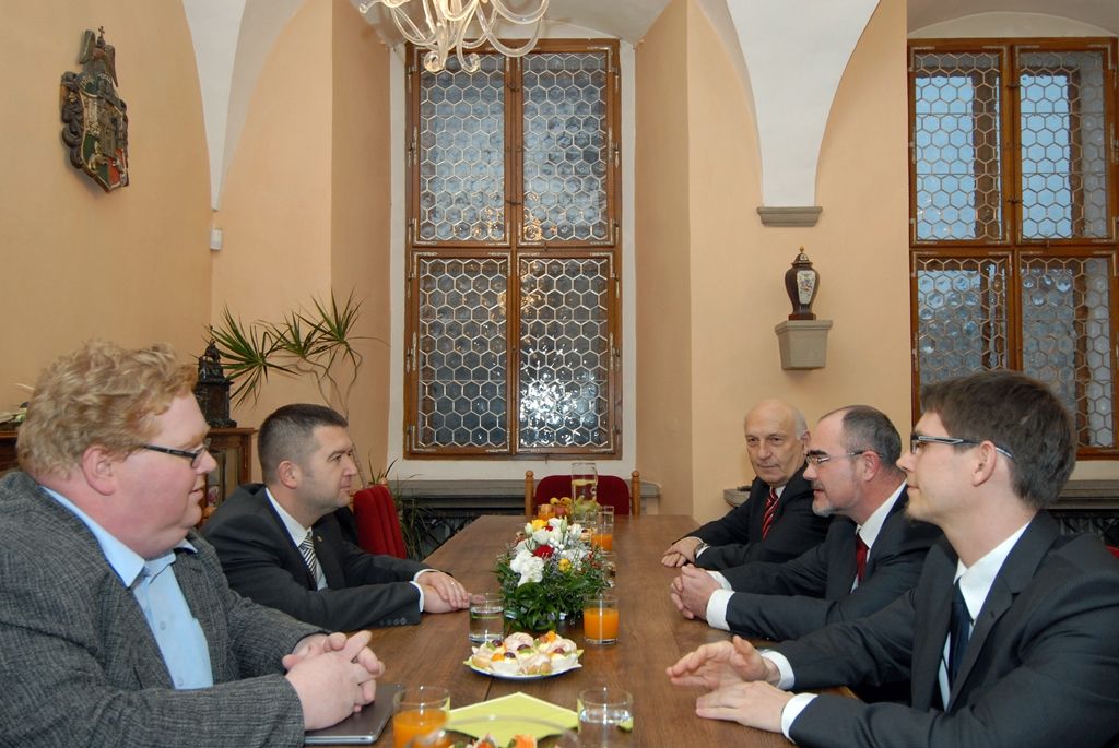 Na své jednodenní návštěvě Plzeňského kraje zavítal předseda Poslanecké sněmovny Parlamentu České republiky Jan Hamáček v doprovodu hejtmana Václava Šlajse i na radnici. Při setkání s primátorem Martinem Zrzaveckým a ekonomickým náměstkem Pavlem Kotasem debatovali nejen o blížícím se zahájení programu projektu Plzeň - Evropské hlavní město kultury 2015, ale také o rozpočtu města, možnostech dalšího rozvoje, podpoře podnikání prostřednictvím vědecko-technického parku nebo o spolupráci se Západočeskou univerzitou. (foto: 25.11.2014)