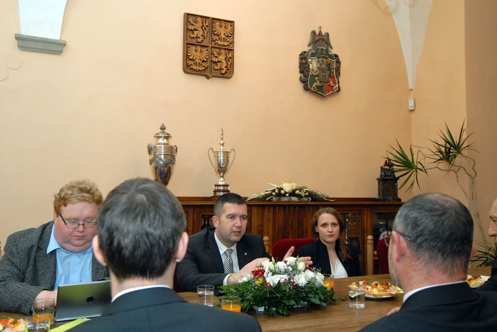 Na své jednodenní návštěvě Plzeňského kraje zavítal předseda Poslanecké sněmovny Parlamentu České republiky Jan Hamáček v doprovodu hejtmana Václava Šlajse i na radnici. Při setkání s primátorem Martinem Zrzaveckým a ekonomickým náměstkem Pavlem Kotasem debatovali nejen o blížícím se zahájení programu projektu Plzeň - Evropské hlavní město kultury 2015, ale také o rozpočtu města, možnostech dalšího rozvoje, podpoře podnikání prostřednictvím vědecko-technického parku nebo o spolupráci se Západočeskou univerzitou. (foto: 25.11.2014)