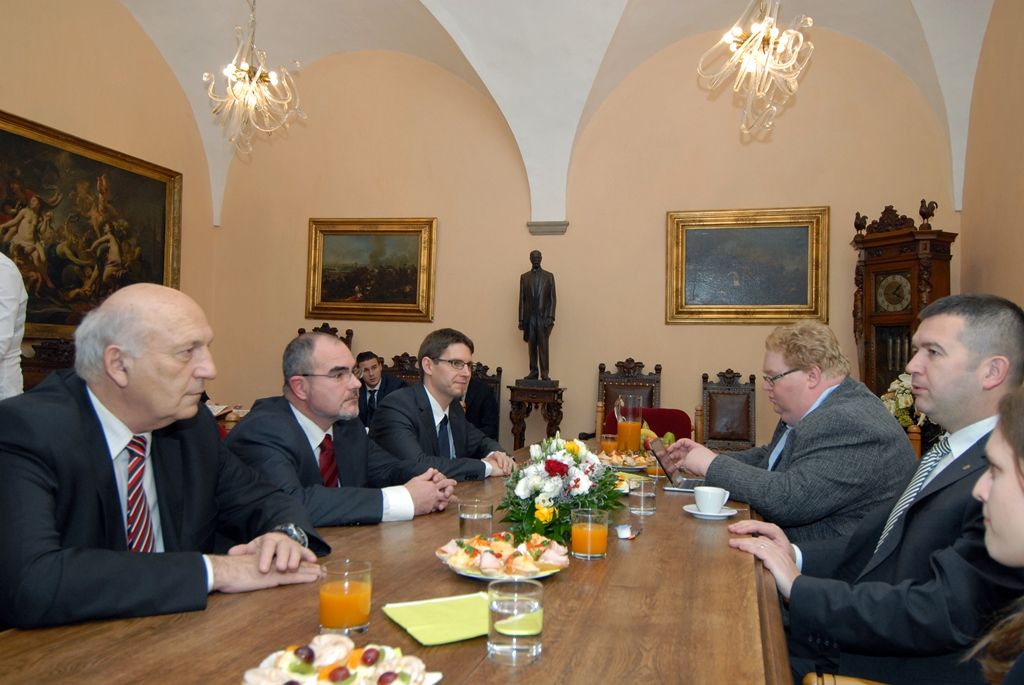 Na své jednodenní návštěvě Plzeňského kraje zavítal předseda Poslanecké sněmovny Parlamentu České republiky Jan Hamáček v doprovodu hejtmana Václava Šlajse i na radnici. Při setkání s primátorem Martinem Zrzaveckým a ekonomickým náměstkem Pavlem Kotasem debatovali nejen o blížícím se zahájení programu projektu Plzeň - Evropské hlavní město kultury 2015, ale také o rozpočtu města, možnostech dalšího rozvoje, podpoře podnikání prostřednictvím vědecko-technického parku nebo o spolupráci se Západočeskou univerzitou. (foto: 25.11.2014)