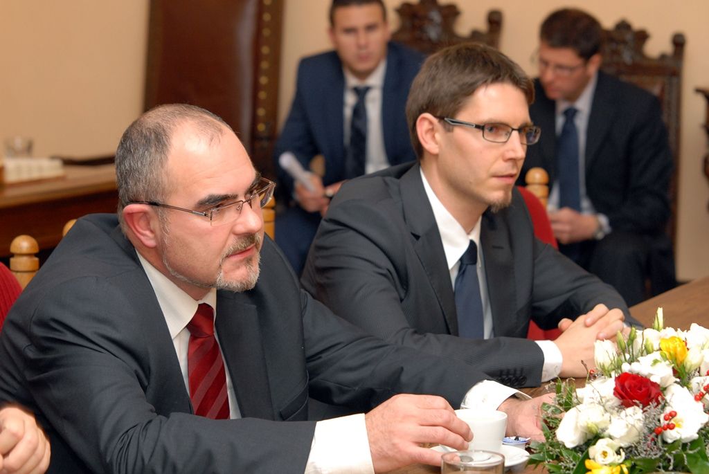 Na své jednodenní návštěvě Plzeňského kraje zavítal předseda Poslanecké sněmovny Parlamentu České republiky Jan Hamáček v doprovodu hejtmana Václava Šlajse i na radnici. Při setkání s primátorem Martinem Zrzaveckým a ekonomickým náměstkem Pavlem Kotasem debatovali nejen o blížícím se zahájení programu projektu Plzeň - Evropské hlavní město kultury 2015, ale také o rozpočtu města, možnostech dalšího rozvoje, podpoře podnikání prostřednictvím vědecko-technického parku nebo o spolupráci se Západočeskou univerzitou. (foto: 25.11.2014)