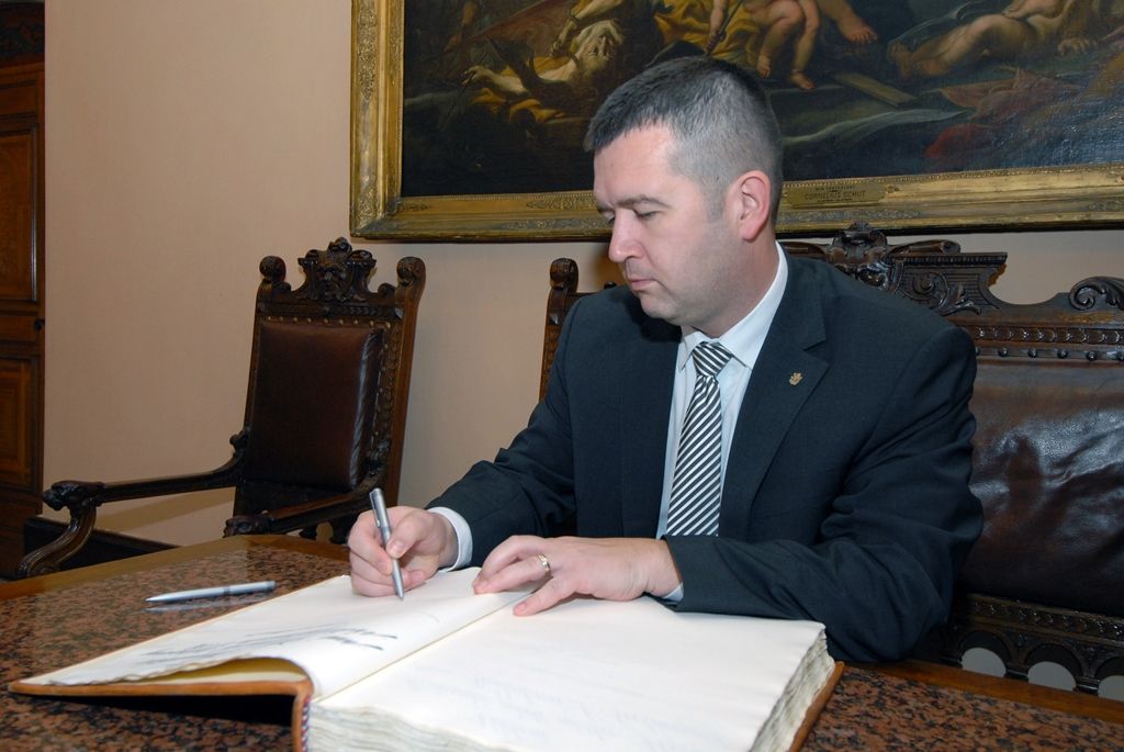 Na své jednodenní návštěvě Plzeňského kraje zavítal předseda Poslanecké sněmovny Parlamentu České republiky Jan Hamáček v doprovodu hejtmana Václava Šlajse i na radnici. Při setkání s primátorem Martinem Zrzaveckým a ekonomickým náměstkem Pavlem Kotasem debatovali nejen o blížícím se zahájení programu projektu Plzeň - Evropské hlavní město kultury 2015, ale také o rozpočtu města, možnostech dalšího rozvoje, podpoře podnikání prostřednictvím vědecko-technického parku nebo o spolupráci se Západočeskou univerzitou. (foto: 25.11.2014)