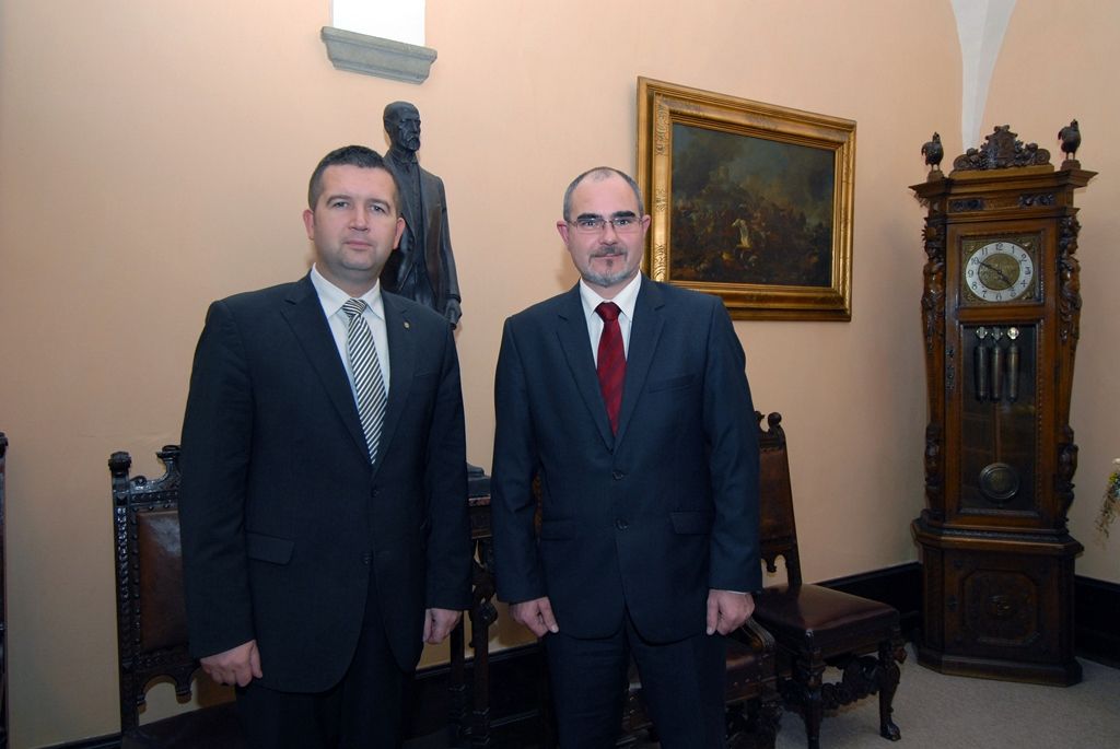 Na své jednodenní návštěvě Plzeňského kraje zavítal předseda Poslanecké sněmovny Parlamentu České republiky Jan Hamáček v doprovodu hejtmana Václava Šlajse i na radnici. Při setkání s primátorem Martinem Zrzaveckým a ekonomickým náměstkem Pavlem Kotasem debatovali nejen o blížícím se zahájení programu projektu Plzeň - Evropské hlavní město kultury 2015, ale také o rozpočtu města, možnostech dalšího rozvoje, podpoře podnikání prostřednictvím vědecko-technického parku nebo o spolupráci se Západočeskou univerzitou. (foto: 25.11.2014)