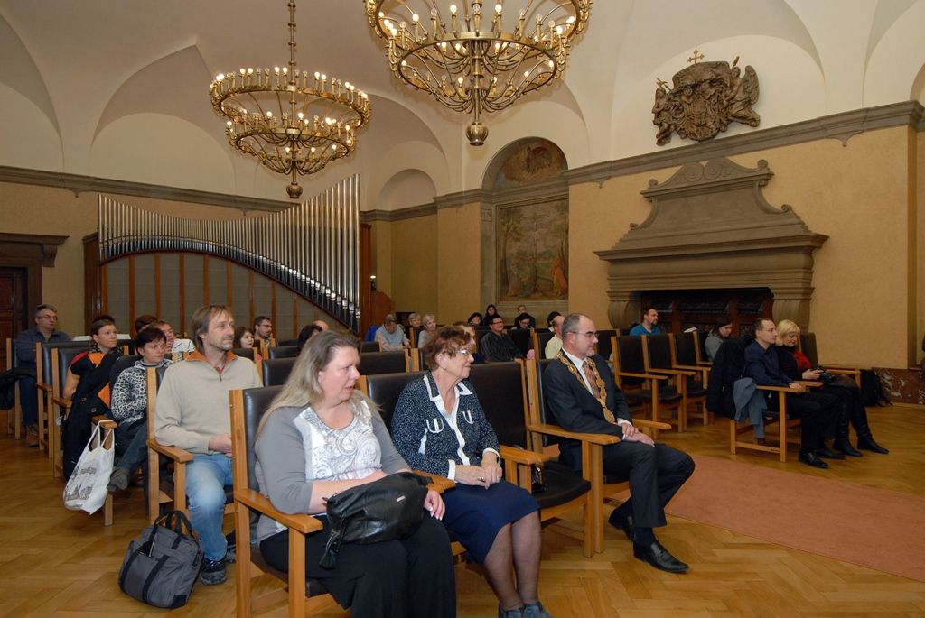 Celkem 23 zlatých medailí prof. MUDr. Jana Janského za čtyřicet a 55 stříbrných medailí za dvacet odběrů převzali ve středu 26. listopadu z rukou primátora Martina Zrzaveckého, jeho náměstkyně Evy Herinkové, zástupců Českého červeného kříže a plzeňské transfuzní stanice dobrovolní dárci krve. (foto: 26.11.2014)
