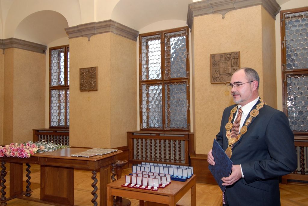 Celkem 23 zlatých medailí prof. MUDr. Jana Janského za čtyřicet a 55 stříbrných medailí za dvacet odběrů převzali ve středu 26. listopadu z rukou primátora Martina Zrzaveckého, jeho náměstkyně Evy Herinkové, zástupců Českého červeného kříže a plzeňské transfuzní stanice dobrovolní dárci krve. (foto: 26.11.2014)