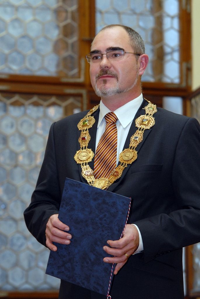 Celkem 23 zlatých medailí prof. MUDr. Jana Janského za čtyřicet a 55 stříbrných medailí za dvacet odběrů převzali ve středu 26. listopadu z rukou primátora Martina Zrzaveckého, jeho náměstkyně Evy Herinkové, zástupců Českého červeného kříže a plzeňské transfuzní stanice dobrovolní dárci krve. (foto: 26.11.2014)