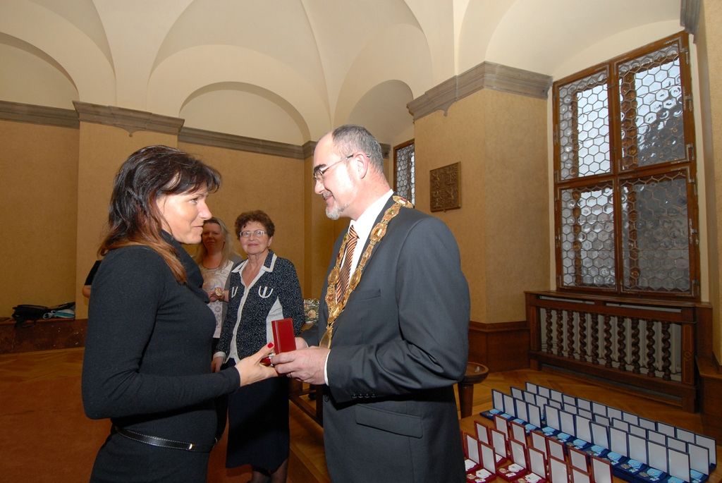 Celkem 23 zlatých medailí prof. MUDr. Jana Janského za čtyřicet a 55 stříbrných medailí za dvacet odběrů převzali ve středu 26. listopadu z rukou primátora Martina Zrzaveckého, jeho náměstkyně Evy Herinkové, zástupců Českého červeného kříže a plzeňské transfuzní stanice dobrovolní dárci krve. (foto: 26.11.2014)