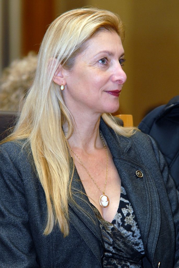 Celkem 23 zlatých medailí prof. MUDr. Jana Janského za čtyřicet a 55 stříbrných medailí za dvacet odběrů převzali ve středu 26. listopadu z rukou primátora Martina Zrzaveckého, jeho náměstkyně Evy Herinkové, zástupců Českého červeného kříže a plzeňské transfuzní stanice dobrovolní dárci krve. (foto: 26.11.2014)