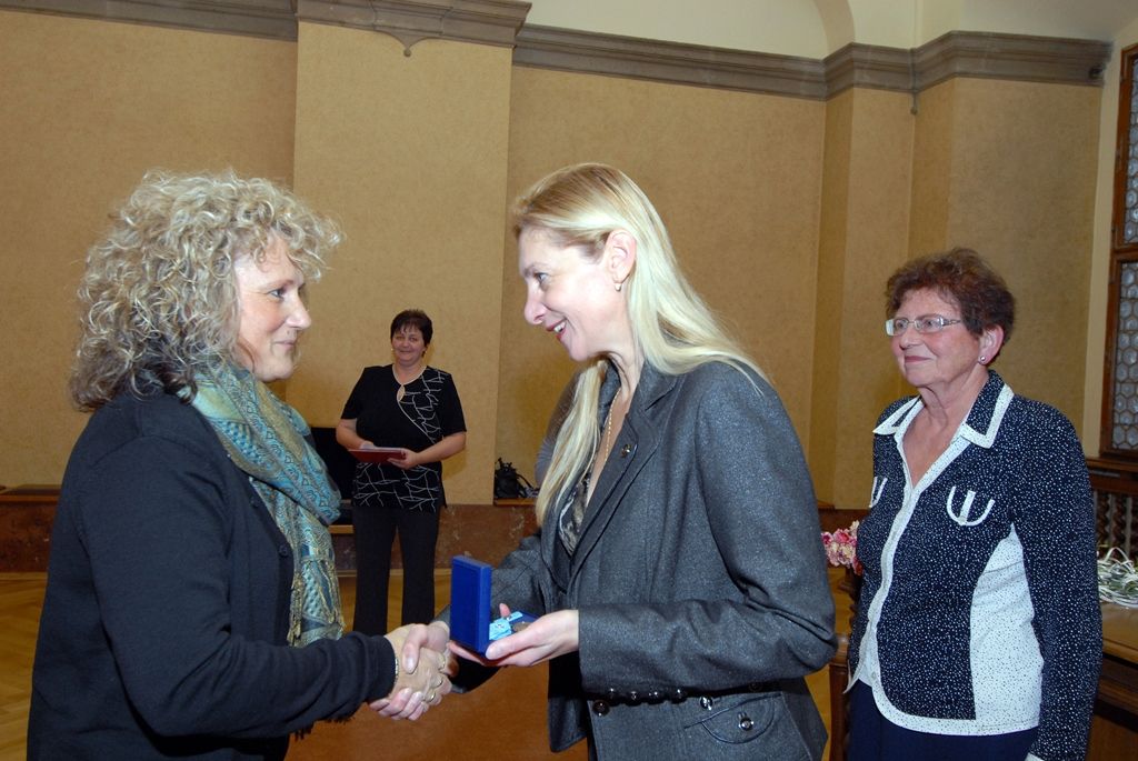 Celkem 23 zlatých medailí prof. MUDr. Jana Janského za čtyřicet a 55 stříbrných medailí za dvacet odběrů převzali ve středu 26. listopadu z rukou primátora Martina Zrzaveckého, jeho náměstkyně Evy Herinkové, zástupců Českého červeného kříže a plzeňské transfuzní stanice dobrovolní dárci krve. (foto: 26.11.2014)