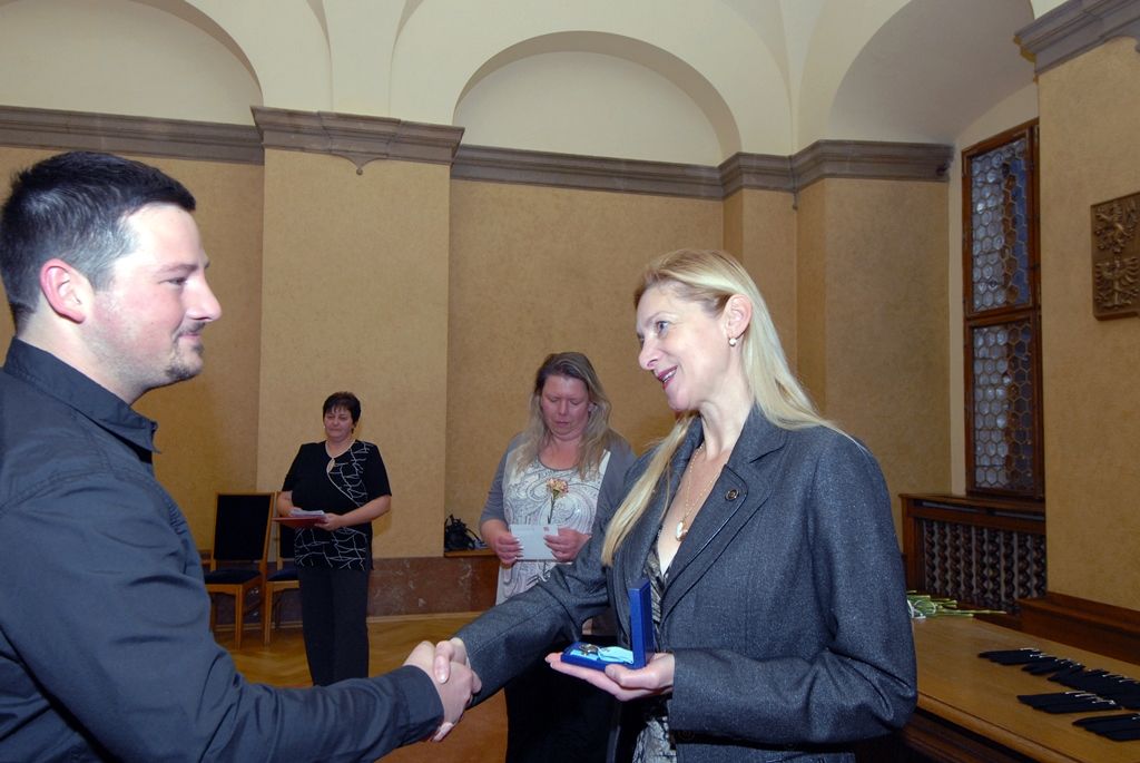 Celkem 23 zlatých medailí prof. MUDr. Jana Janského za čtyřicet a 55 stříbrných medailí za dvacet odběrů převzali ve středu 26. listopadu z rukou primátora Martina Zrzaveckého, jeho náměstkyně Evy Herinkové, zástupců Českého červeného kříže a plzeňské transfuzní stanice dobrovolní dárci krve. (foto: 26.11.2014)