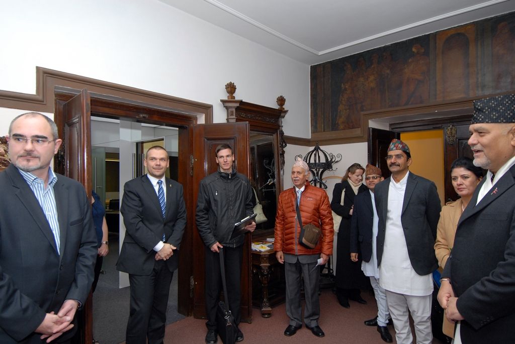 Členové nepálské delegace v čele s vysokým komisařem pro zneužití úřední moci v Nepálu Lok Man Singh Karkim se u příležitosti návštěvy Plzně setkali s primátorem Martinem Zrzaveckým a jeho prvním náměstkem Martinem Baxou. Společně pohovořili především o krásách obou zemí, kultuře, blížícím se projektu Plzeň – Evropské hlavní město kultury 2015 a ochraně životního prostředí. (foto: 27.11.2014)