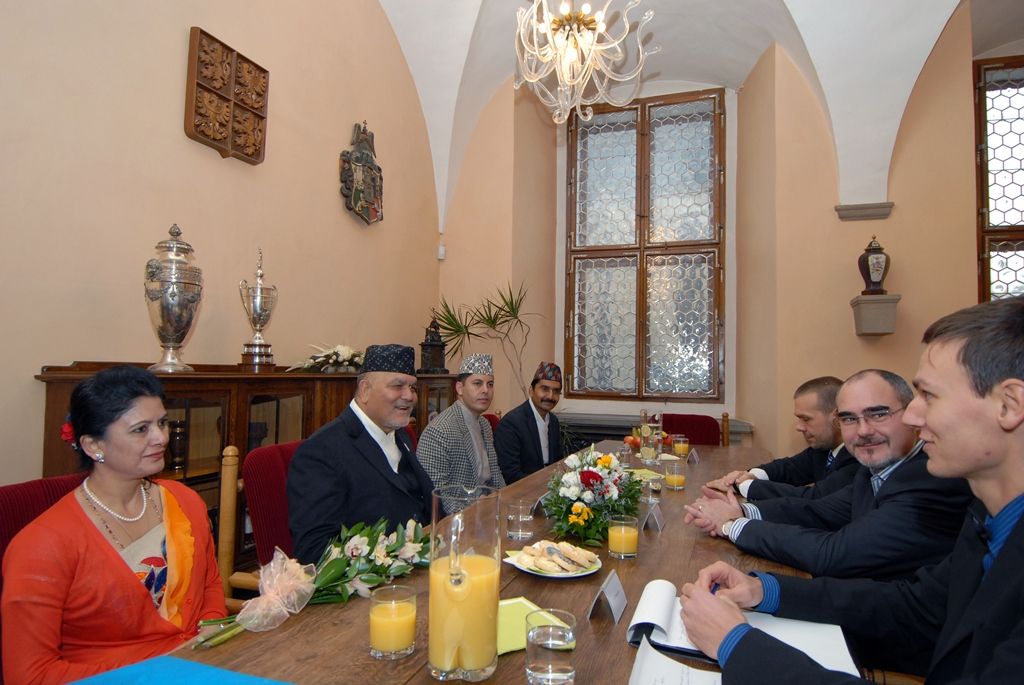 Členové nepálské delegace v čele s vysokým komisařem pro zneužití úřední moci v Nepálu Lok Man Singh Karkim se u příležitosti návštěvy Plzně setkali s primátorem Martinem Zrzaveckým a jeho prvním náměstkem Martinem Baxou. Společně pohovořili především o krásách obou zemí, kultuře, blížícím se projektu Plzeň – Evropské hlavní město kultury 2015 a ochraně životního prostředí. (foto: 27.11.2014)