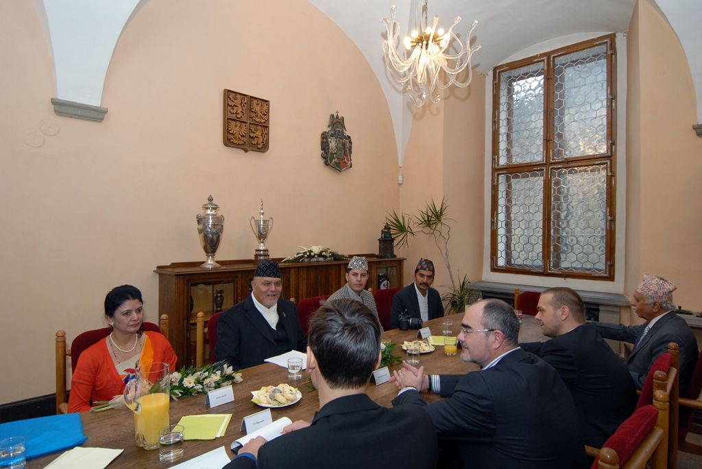 Členové nepálské delegace v čele s vysokým komisařem pro zneužití úřední moci v Nepálu Lok Man Singh Karkim se u příležitosti návštěvy Plzně setkali s primátorem Martinem Zrzaveckým a jeho prvním náměstkem Martinem Baxou. Společně pohovořili především o krásách obou zemí, kultuře, blížícím se projektu Plzeň – Evropské hlavní město kultury 2015 a ochraně životního prostředí. (foto: 27.11.2014)
