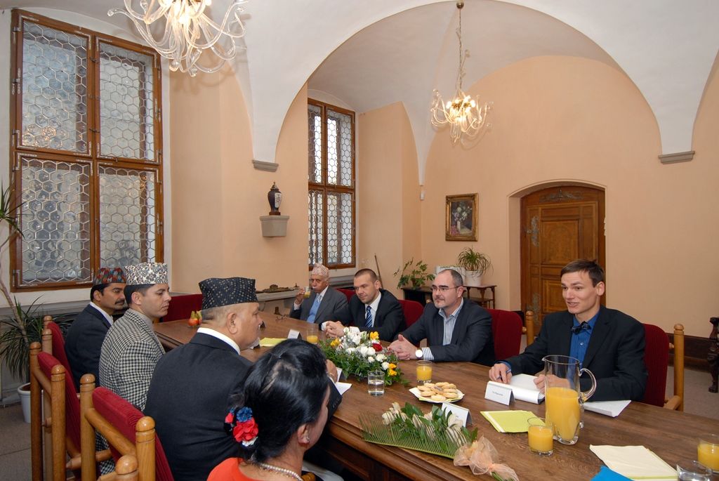 Členové nepálské delegace v čele s vysokým komisařem pro zneužití úřední moci v Nepálu Lok Man Singh Karkim se u příležitosti návštěvy Plzně setkali s primátorem Martinem Zrzaveckým a jeho prvním náměstkem Martinem Baxou. Společně pohovořili především o krásách obou zemí, kultuře, blížícím se projektu Plzeň – Evropské hlavní město kultury 2015 a ochraně životního prostředí. (foto: 27.11.2014)