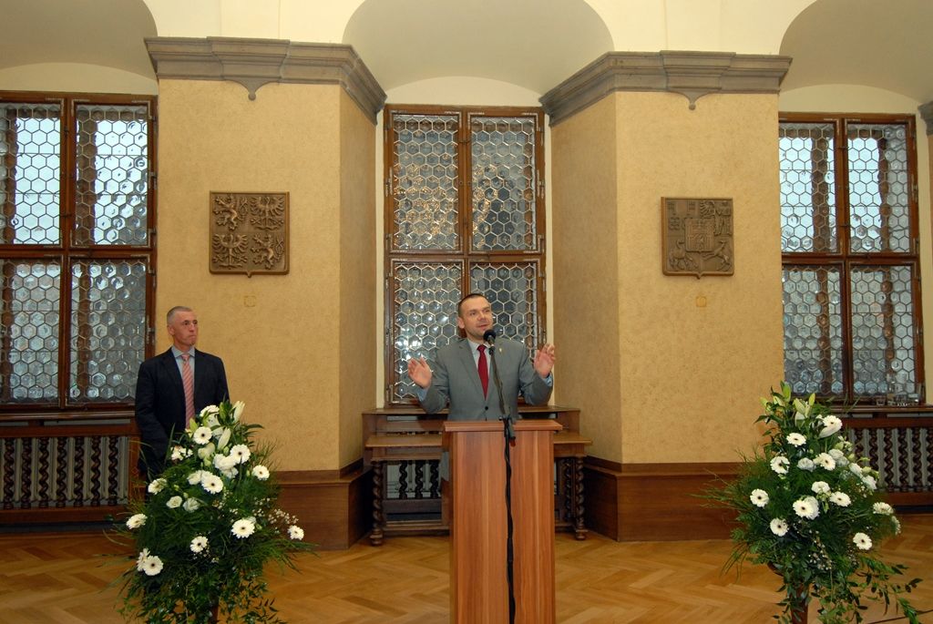 Držiteli Ceny Bohumila Polana, kterou Středisko západočeských spisovatelů od roku 2001 uděluje autorům za nejlepší díla, jež v daném roce ve vztahu k regionu vyšla, získali v kategorii poezie Alena Vávrová za básnickou sbírku Harlekýn na římse a Milan Čechura za dílo Malý nepřítel. Porota dále čestným uznáním ocenila Milana Šedivého za knihu Bác! a Ivo Fencla za knihu Domek pana Stilburyho. (foto: 28.11.2014)