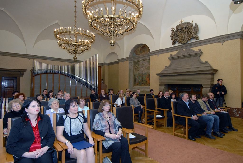 Držiteli Ceny Bohumila Polana, kterou Středisko západočeských spisovatelů od roku 2001 uděluje autorům za nejlepší díla, jež v daném roce ve vztahu k regionu vyšla, získali v kategorii poezie Alena Vávrová za básnickou sbírku Harlekýn na římse a Milan Čechura za dílo Malý nepřítel. Porota dále čestným uznáním ocenila Milana Šedivého za knihu Bác! a Ivo Fencla za knihu Domek pana Stilburyho. (foto: 28.11.2014)