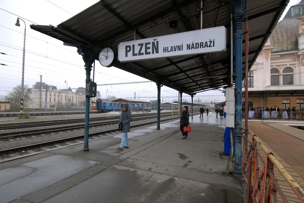 Zvýšení komfortu a bezpečnosti cestování i snížení hlukové zátěže pro obyvatele města přinesla stavba „Průjezd železničním uzlem Plzeň ve směru III. tranzitního železničního koridoru“. Hlavním cílem byla modernizace a částečná rekonstrukce trati Plzeň – Cheb. Její realizací došlo k propojení železniční stanice Plzeň hlavní nádraží se začátkem již dokončené etapy Plzeň – Stříbro, včetně rekonstrukce a vybudování nových nástupišť v železniční stanici Plzeň-Jižní předměstí. (foto: 3.12.2014)
