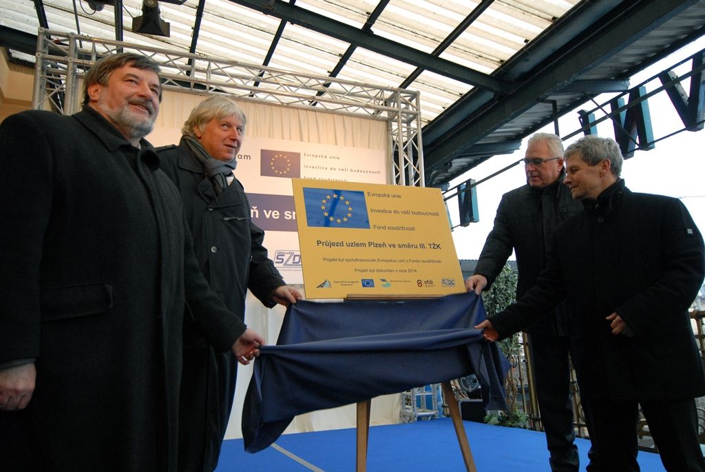 Zvýšení komfortu a bezpečnosti cestování i snížení hlukové zátěže pro obyvatele města přinesla stavba „Průjezd železničním uzlem Plzeň ve směru III. tranzitního železničního koridoru“. Hlavním cílem byla modernizace a částečná rekonstrukce trati Plzeň – Cheb. Její realizací došlo k propojení železniční stanice Plzeň hlavní nádraží se začátkem již dokončené etapy Plzeň – Stříbro, včetně rekonstrukce a vybudování nových nástupišť v železniční stanici Plzeň-Jižní předměstí. (foto: 3.12.2014)